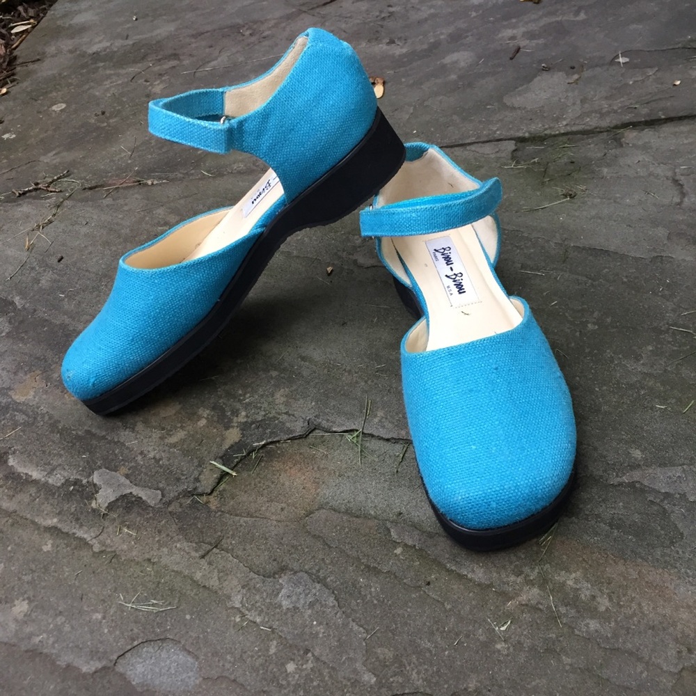 Bisou Bisou Turquoise Linen Mary Janes NWOT